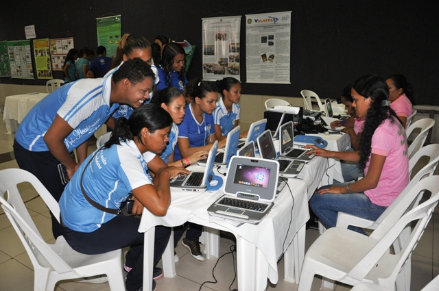 Alunos de escolas públicas participam de Feira de Integração do PIBID