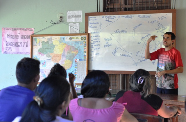 Estudantes e professores participam de cursos de línguas indígenas