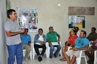 Docentes apresentam projeto de manejo de mandioca a agricultores